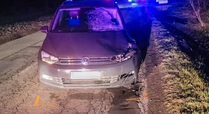 Áttért a szemközti sávba, hogy kikerülje a kátyút, halálra gázolt két gyalogost