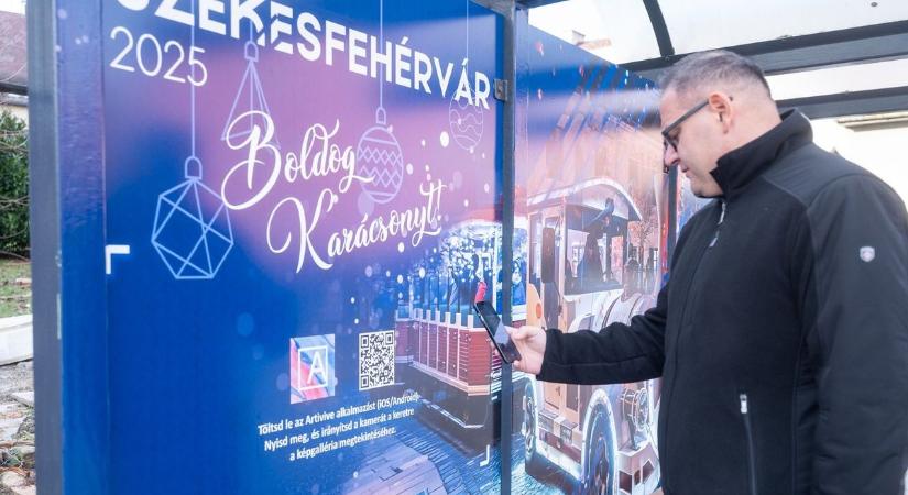 Ünnepi köntösbe öltözött két székesfehérvári buszmegálló