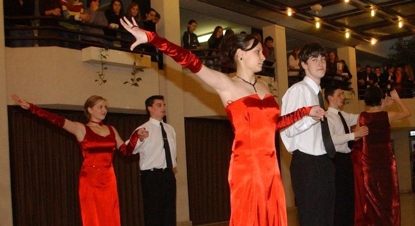 Keresd magad a képeken – végzős diákok szalagavatói az elmúlt évtizedekből (galéria)