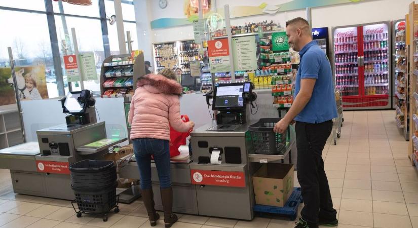 Készpénzes vásárlók pánikban: sorra tagadják meg a fizetést az önkiszolgáló kasszák!