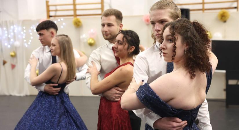 Így táncoltak a Lorántffy Gimnázium végzősei