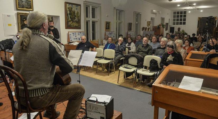 A Ki viszi át a szerelmet költőjére emlékeztek a gyöngyösi könyvtárban