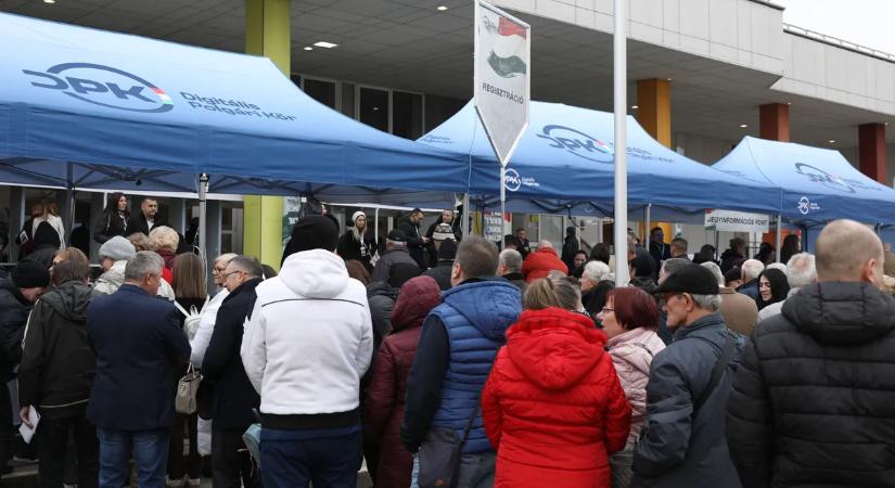 Máris kígyózó sorok, ameddig a szem ellát: megérkeztek az első képek a második Háborúellenes gyűlésről