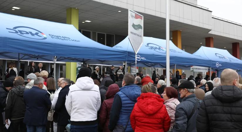 Máris hatalmas a tömeg Nyíregyházán, a Háborúellenes Gyűlésen