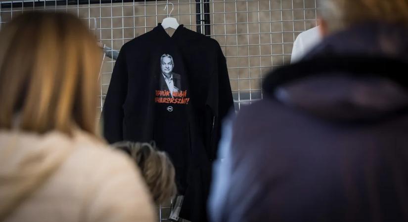 Újabb harc indult az ikonikussá vált Orbán-pulcsikért: új darabbal bővült a kínálat