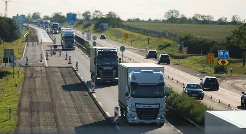 Az M1-es autópályán mossák a széljelzőket - kilométeres a torlódás
