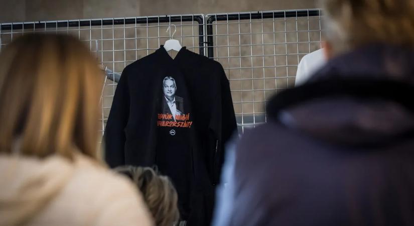 Háborúellenes Gyűlés: sosem látott dizájnú pulcsit kínálnak