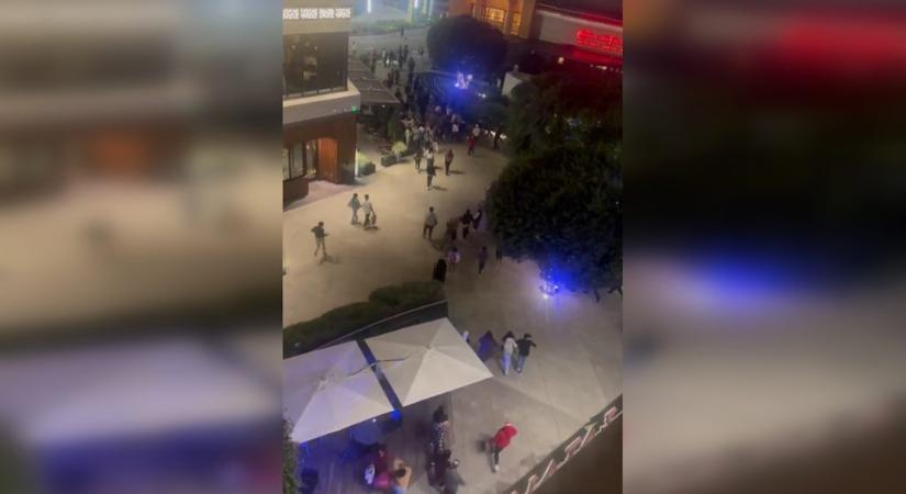 Videón, ahogy lövöldözés elől menekülnek egy kaliforniai plazából a vásárlók