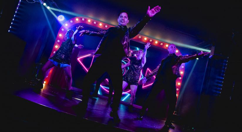 „Egy európai város európai mulatója” – Megnyílt a Vörös Neon a Dob utca elején