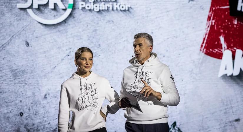 Hová lett Szabó Zsófi Orbán Viktor firkás pulcsija? Kép a Háborúellenes gyűlés kulisszái mögül