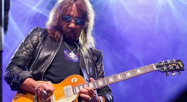KISS: megérkeztek az első fotók Ace Frehley sírjáról (fotó)