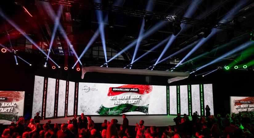 Hidegrázós képek: elképesztő tömeg várja Orbán Viktort Nyíregyházán