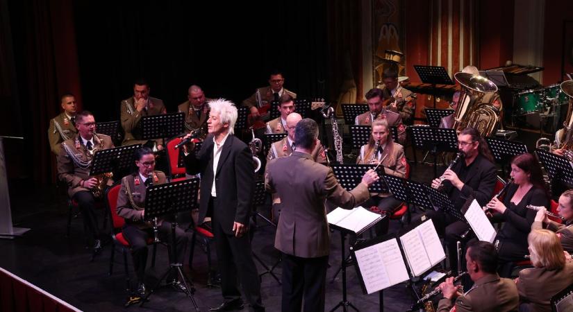 Varázslatos koncertet adtak a kaposvári katonák – egy gombostűt sem lehetett leejteni a Szivárványban