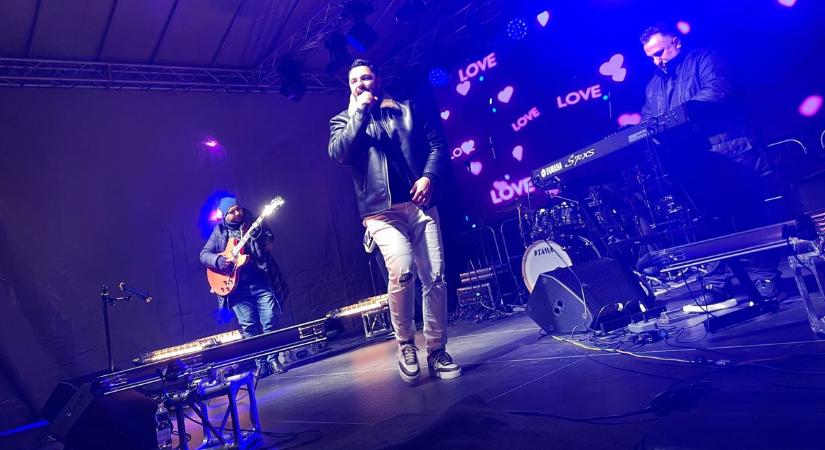 Oláh Gergő felejthetetlen koncertjével kezdődött a karácsonyi vásár – fotók, videó