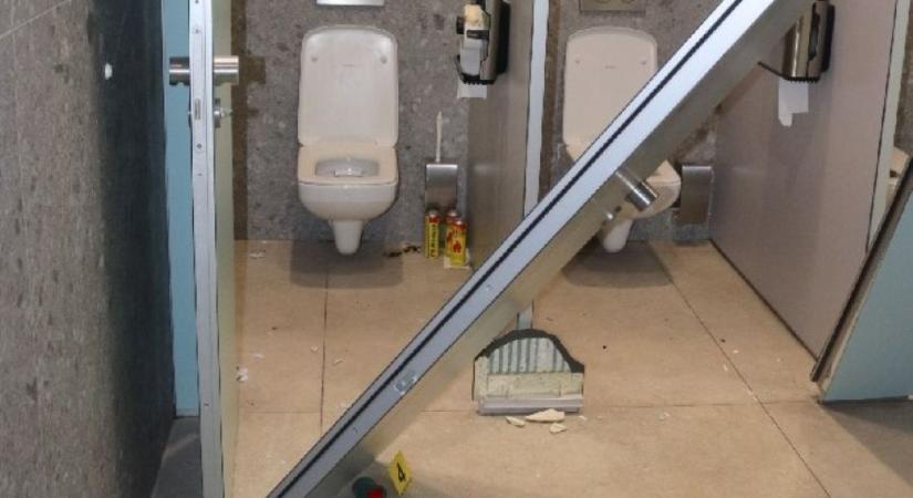 A budapesti bevásárlóközpont WC-jében robbantott egy férfi