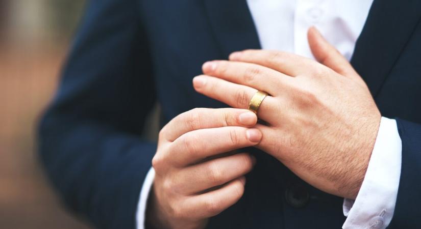 A vőlegény egy jóslat miatt kitiltaná a menyasszony tanúját az esküvőről