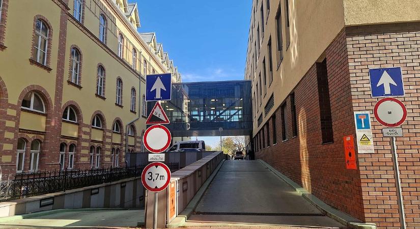 Az egyik budai kórházban kabátban rendelnek az orvosok, miközben fagyoskodnak a betegek a váróban