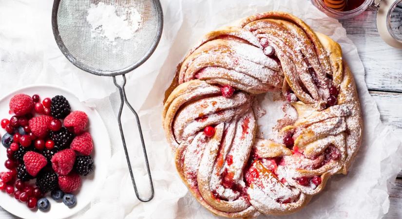 Csúcsra ért a leveles tészta: ez a málnás-pisztáciás süti mindent visz