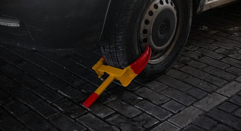 Nem hatotta meg a kerékbilincs, kereket cserélt