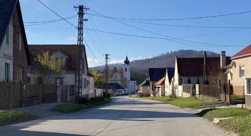 Ezer éve tartó varázslat vonz mindenkit a Bakony közepére – Ezt a történetet látni, hallani kell (videó, podcast)