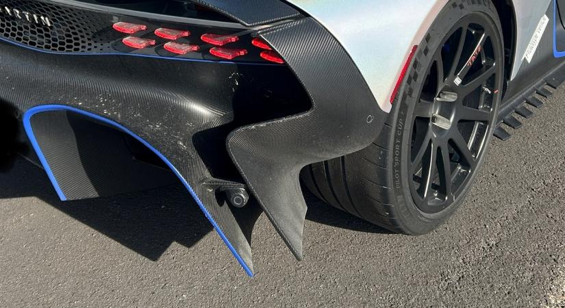 Felgyulladt az út is, olyan gyors volt a hipersportkocsi