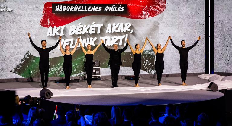 Orbán Viktor előtt Csisztu Zsuzsa a színpadon, elkezdődött a háborúellenes gyűlés