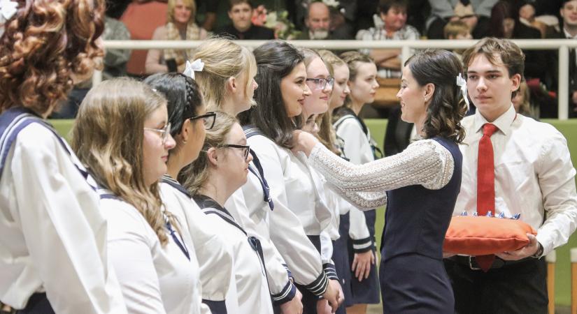 89 végzősre tűzték fel a szalagot pénteken az Ady szalagavatóján