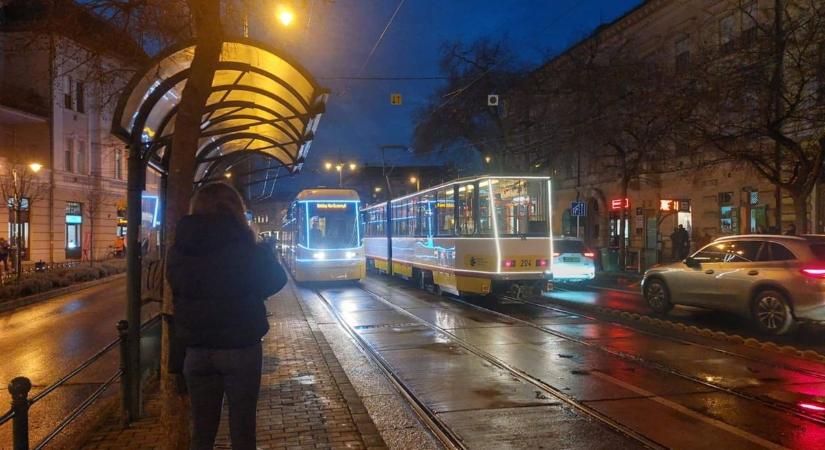 Elindult a szegedi adventi villamos, amellyel különleges élménnyé válik az utazás