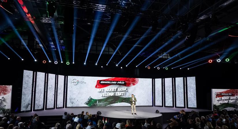 Háborúellenes Gyűlés: brutális tömeg várja Orbán Viktor