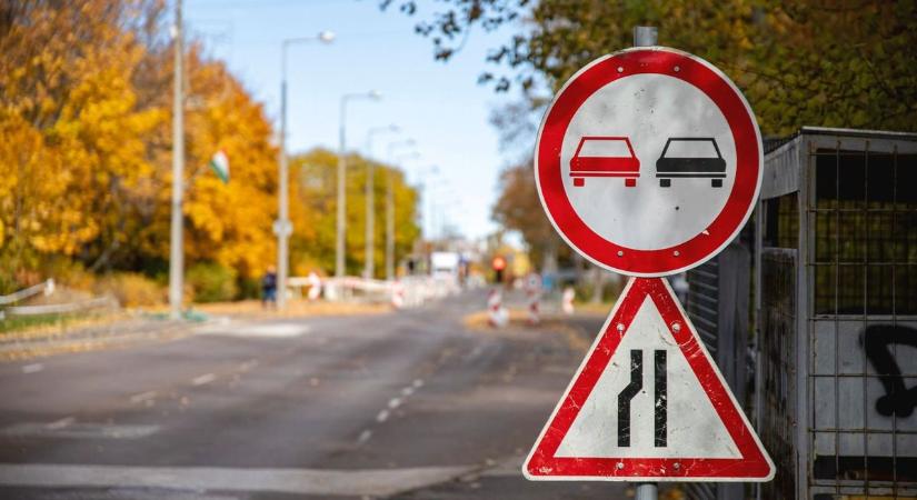 Beszakadt egy aknafedlap egy hevesi főúton, útlezárás van érvényben