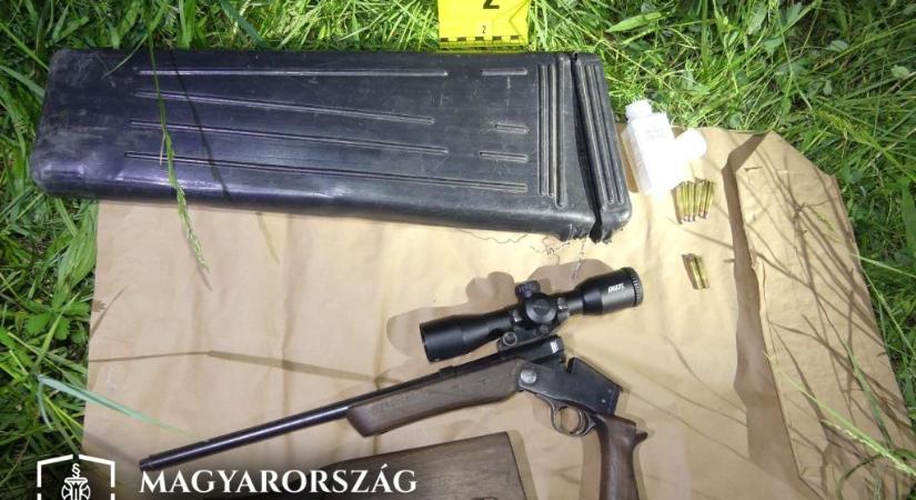 Fegyvereket találtak a kocsijában és a lakásán is