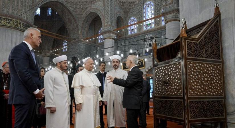 Pápa nyilvánosan ilyet még nem csinált - Isztambulban mégis megtette