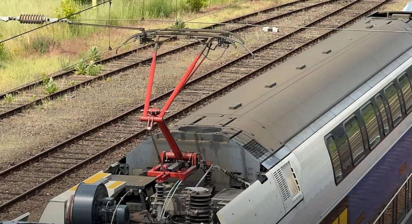 Drámai áramütés a vasúton: megégett a hős forgalmista, életveszélyben a vonatra mászó fiatal