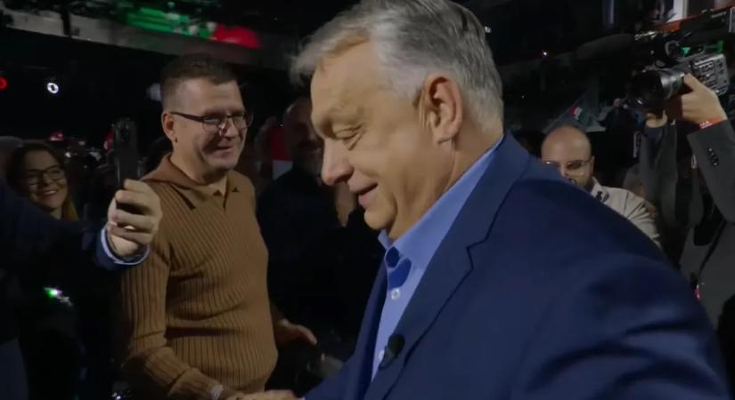 Szabályosan szétszedte a tömeg: így vonult be Orbán Viktor a második Háborúellenes gyűlésen