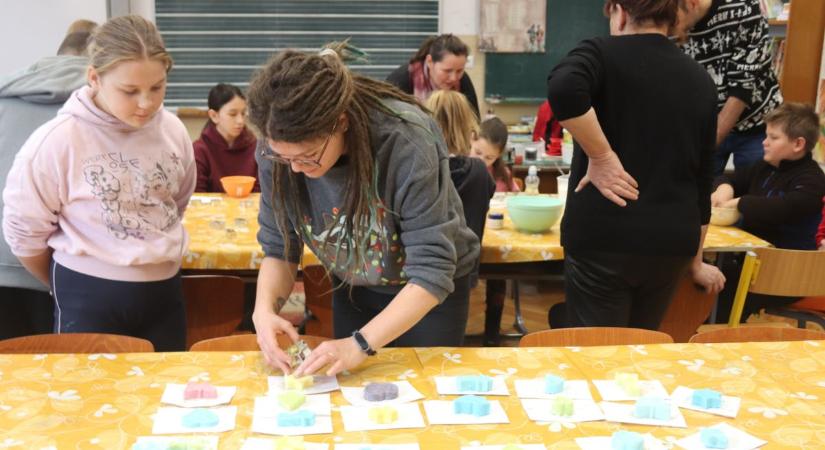 Adventi koszorú és fürdőbomba: ünnepi készülődés a nyárlőrinci iskolában – fotók