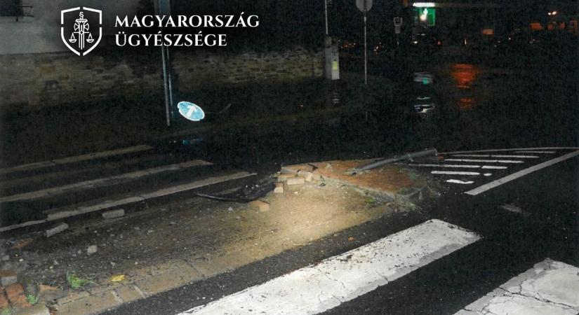 Esztergom lakott területén ámokfuttot a részeg nő, csak a betonkerítés tudta megállítani