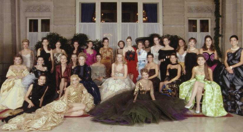 Bruce Willis és a Habsburgok egy parketten – ezen a párizsi bálon még a hollywoodi izompacsirták is könnyező apákká válnak