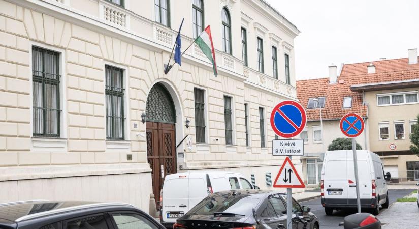 Ez a nyugdíjas nem semmi! Valódi fegyverarzenállal várta a rendőröket