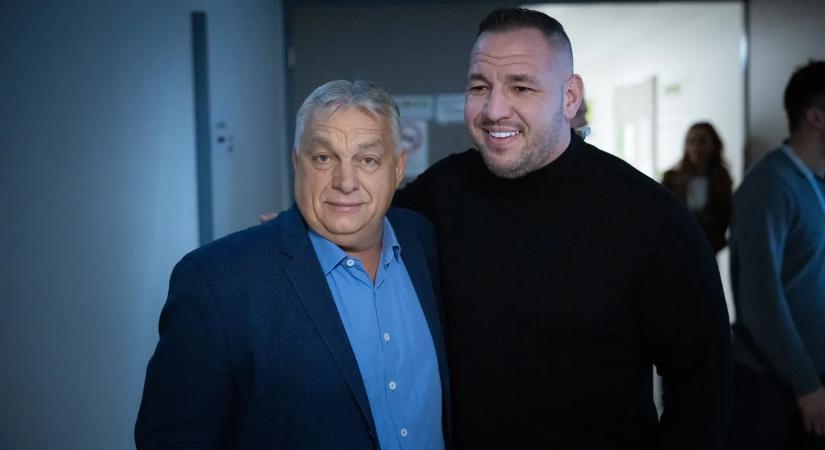 „Vigyen szél bárhova, a bölcsőmtől a síromig, büszke leszek mindig arra, bennem magyar vér folyik” – Orbán Viktort Curtis oldalán kapták lencsevégre