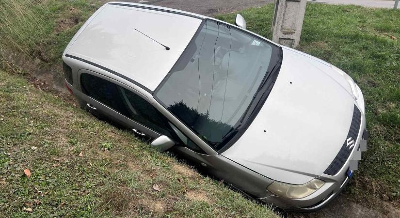 Vigyázat: árokba borult egy autó a forgalmas pécsi útszakaszon