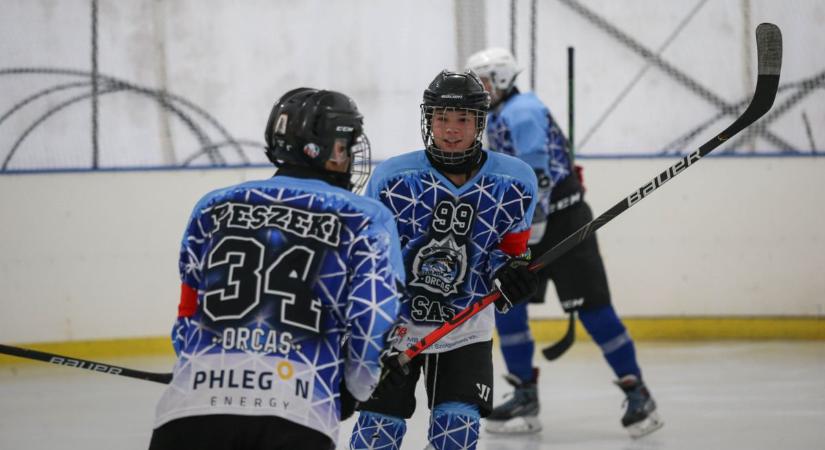 Beindult az élet a jégen: történelmi hokimeccsel nyitott a Szolnoki Jégcsarnok – galériával