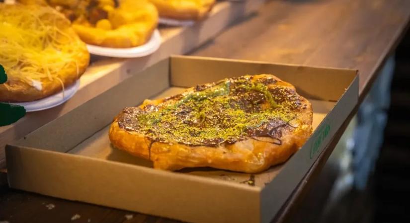 Megőrülnek az emberek a Bazilikánál árult, különleges ízesítésű lángosért