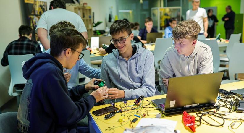 Önjáró kishajók a vízen a Mobilisben - fotók, videó