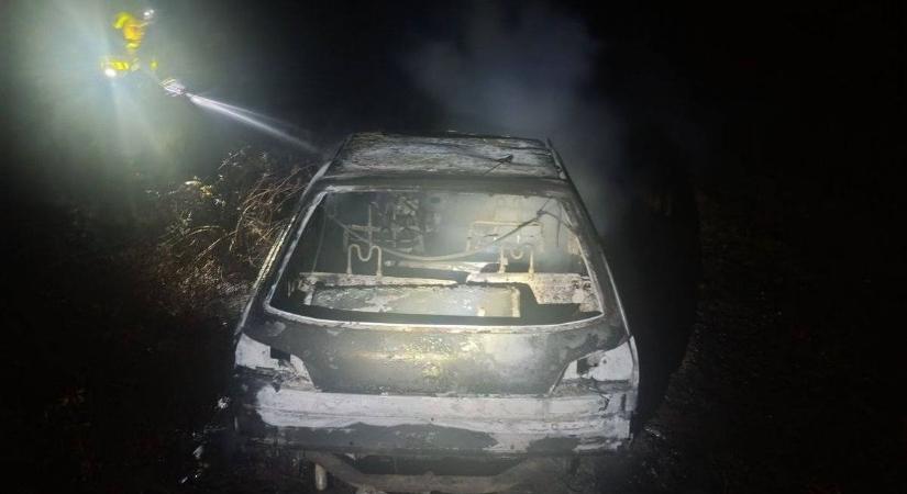 Túl későn érkezett a segítség, szénné égett egy személykocsi a Balatonnál - fotók