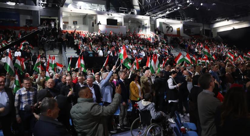 „Kíváncsi vagyok, hogy hogy ért ilyen gyorsan haza Moszkvából” – nem akárki várta a folyosón Orbán Viktort a Háborúellenes gyűlésen