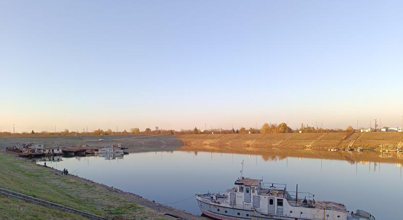 Szeged titkos hajótemetője: húsz éve pusztulnak, most testközelből láthatók a rozsdás monstrumok