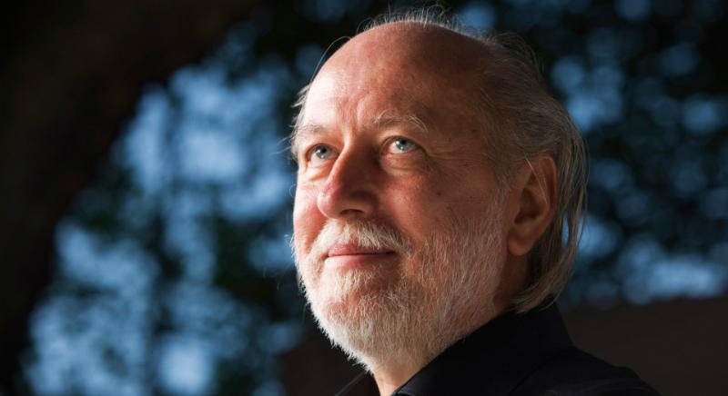 Egy teherautóról sugározzák Krasznahorkai László hangját a Nobel-díj átvételekor