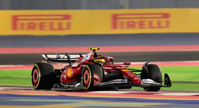 Négy versenyző – köztük Hamilton – a bokszutcából rajtol a katari sprinten