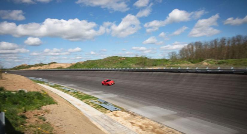 Néhány titkos út van a világon, ahol csak a bátorságod és az autód ereje számít