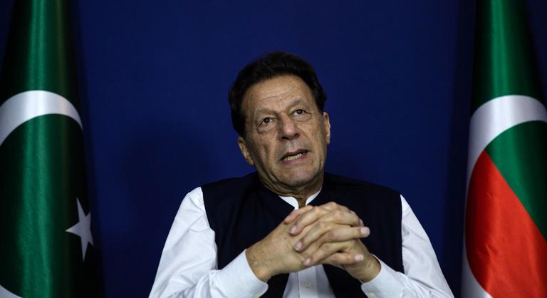 Halálhírét keltik a volt pakisztáni miniszterelnöknek az interneten, miután hetekre elvágták a külvilágtól